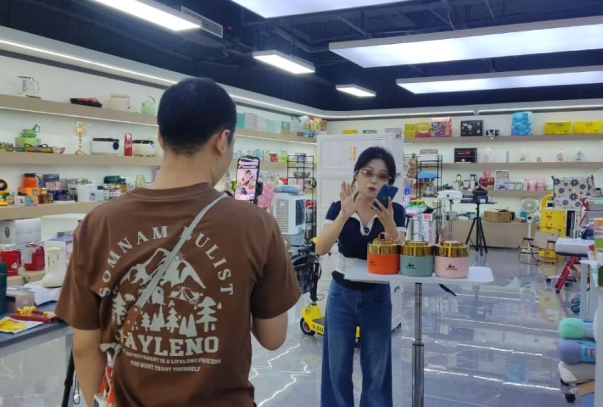 En la empresa Big Carp, ubicada en Jiangsu-China, hay unas 80 personas que promocionan a través de transmisiones en vivo sus productos. Lo hacen en redes soc