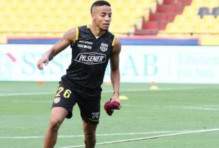 VIDEO: Byron Castillo y V&iacute;ctor Mendoza casi se van a los golpes con hinchas de Barcelona SC