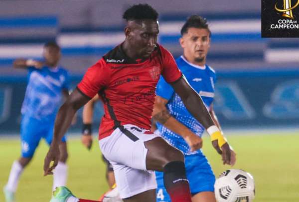 &Eacute;rick Castillo controla el bal&oacute;n ante la marca de la zaga del 9 de Octubre