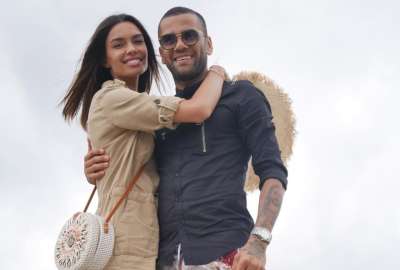 La modelo no desminti&oacute; su solicitud de divorcio, pero asegur&oacute; que no dejar&aacute; solo al futbolista en estos momentos. 