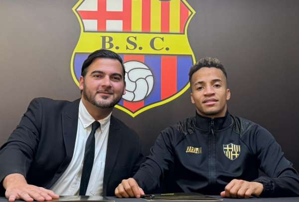 Antonio &Aacute;lvarez, presidente de Barcelona SC, junto a Byron Castillo. 