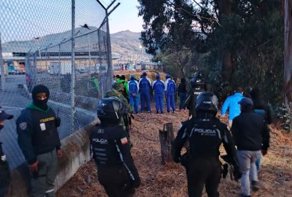 Un grupo de habitantes de calle, sospechosos de robos, intent&oacute; prender fuego en una quebrada del sur de Quito.