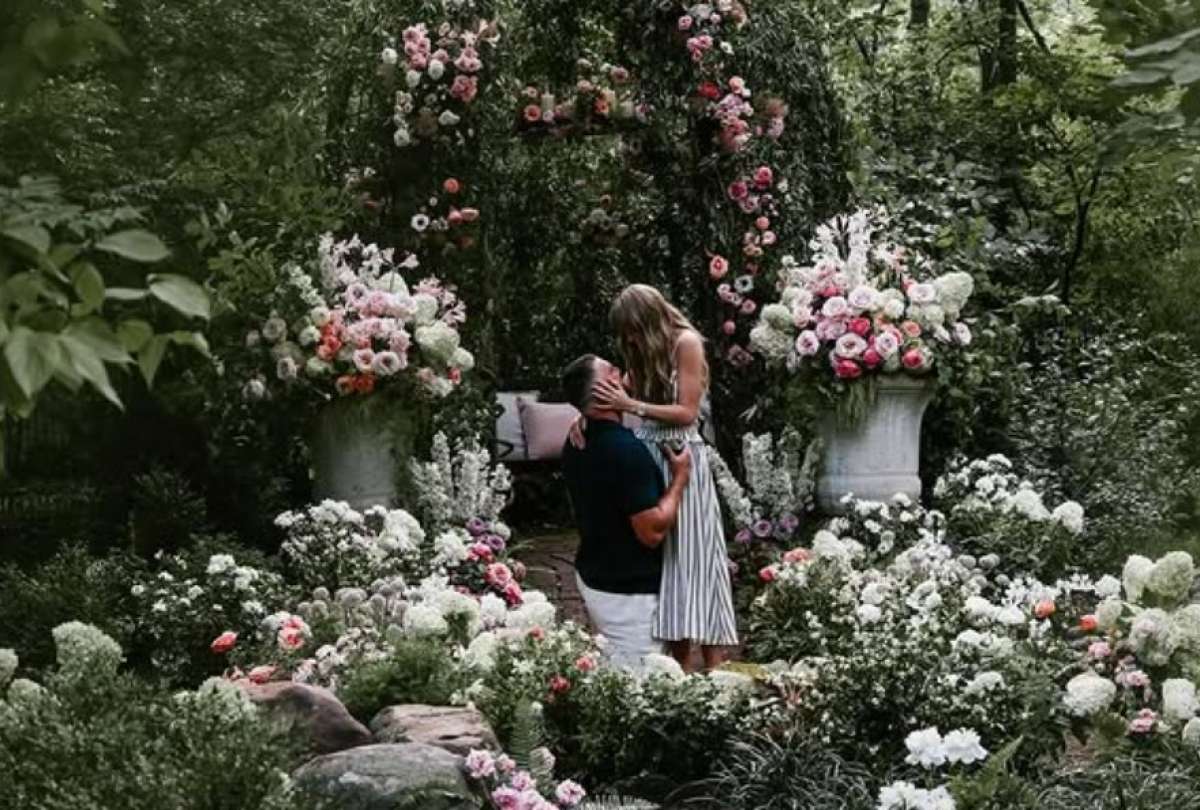 La artista estadounidense Taylor Swift y el jugador Travis Kelce anunciaron su compromiso. La cantante publicó la noticia en sus redes sociales. 