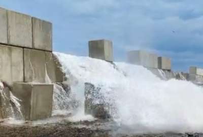 Oleajes provocan la ca&iacute;da de 30 bloques de concreto del muelle pesquero artesanal de Crucita