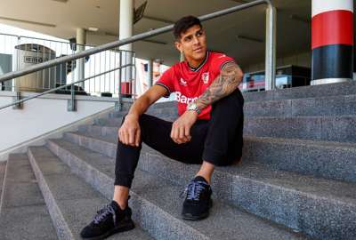 Piero Hincapi&eacute; fue uno de los modelos del Bayer Leverkusen para presentar su nueva indumentaria. 