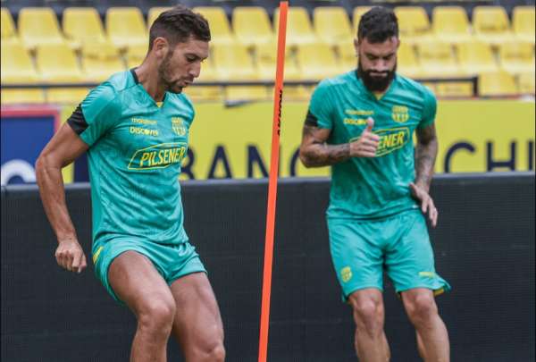 Bruno Pi&ntilde;atares (izq.), durante un entrenamiento en el estadio Monumental