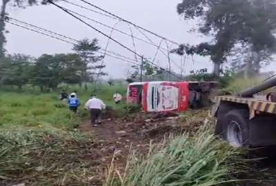 El siniestro de tr&aacute;nsito en la v&iacute;a Chone fue atendido por Bomberos y Comisi&oacute;n de Tr&aacute;nsito. 