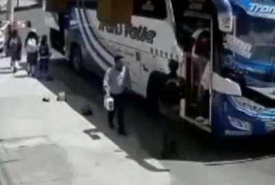 Chofer de bus de Tungurahua llev&oacute; a estudiantes en la bodega de la unidad