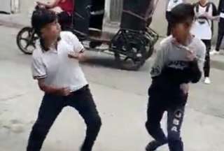 Video capta a estudiantes de un colegio en Daule pele&aacute;ndose