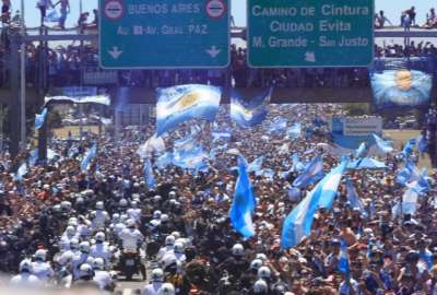 Hincha argentino herido sigui&oacute; alentando desde la camilla