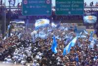 Hincha argentino herido siguió alentando desde la camilla