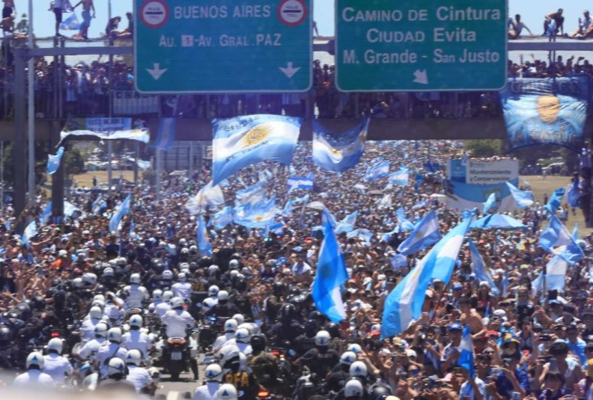 Hincha argentino herido siguió alentando desde la camilla
