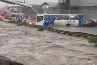 Interagua informó que con la cantidad de lluvia que cayó en Guayaquil el 8 de marzo de 2023, se podrían llenar 7.000 piscinas olímpicas.