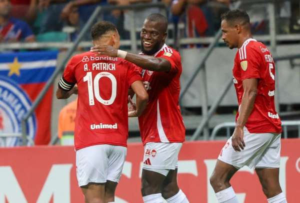 &Eacute;nner Valencia (centro) fue la figura del Inter en el duelo de la Copa Libertadores.
