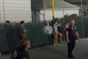 Por muy preparados f&iacute;sicamente que est&eacute;n los polic&iacute;as, les cost&oacute; un poco moverse con seguridad en la cancha.