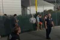 Por muy preparados físicamente que estén los policías, les costó un poco moverse con seguridad en la cancha.