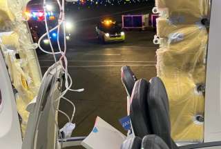 Parte del fuselaje de un avi&oacute;n sali&oacute; expulsada en medio vuelo de Alaska Airlines
