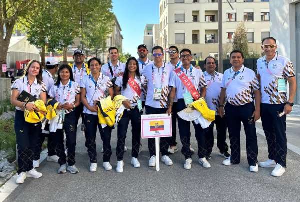 La delegaci&oacute;n ecuatoriana, liderada por los medallistas Daniel Pintado y Luc&iacute;a Y&eacute;pez), participaron de la clausura de los Juegos Ol&iacute;mpicos de Par&iacute;s 2024.