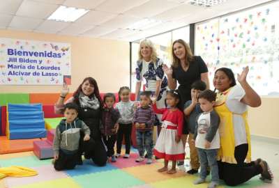 Jill Biden (izq. tras los ni&ntilde;os) y Mar&iacute;a de Lourdes Alc&iacute;var, en su visita al CDI San Francisco