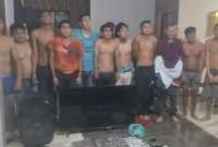 En el cantón Playas, los militares realizaron el allanamiento a un inmueble en el que detuvieron a 13 personas , presuntos miembros de “Los Choneros”