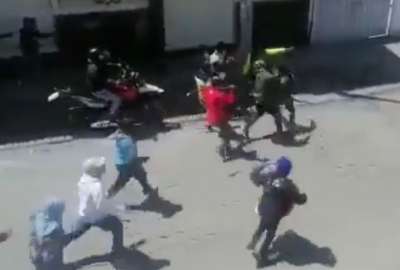 Un servidor policial result&oacute; herido en las protestas en Latacunga