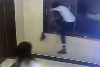 Hombre se lanza por la ventana de un hotel y regresa a pagar por los vidrios rotos