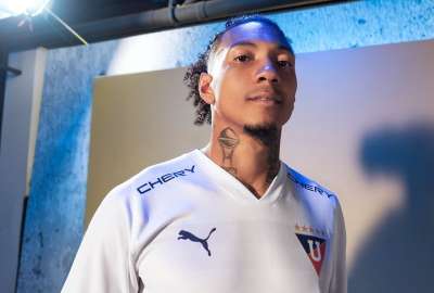 Jos&eacute; Quintero luce la nueva camiseta de Liga de Quito