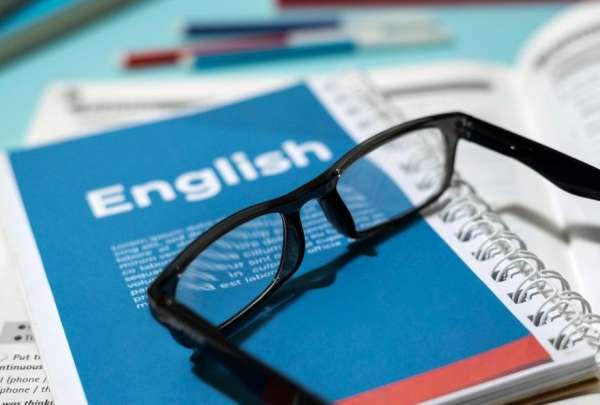 Gobierno ampli&oacute; el programa de becas de ingl&eacute;s "Because he is nice"