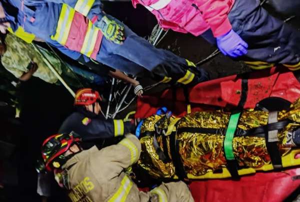 Los bomberos acudieron al rescate de un hombre que cay&oacute; a una quebrada en Quito. 