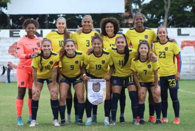 El estratega colombiano Andr&eacute;s Usme dirigi&oacute; a las deportistas en el encuentro.  