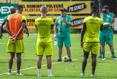 Jorge C&eacute;lico (centro), nuevo DT de Barcelona, ya estar&aacute; al frente del equipo para el partido en Brasil