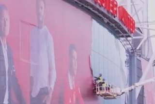 Manchester United retir&oacute; el cartel con la imagen de Cristiano Ronaldo