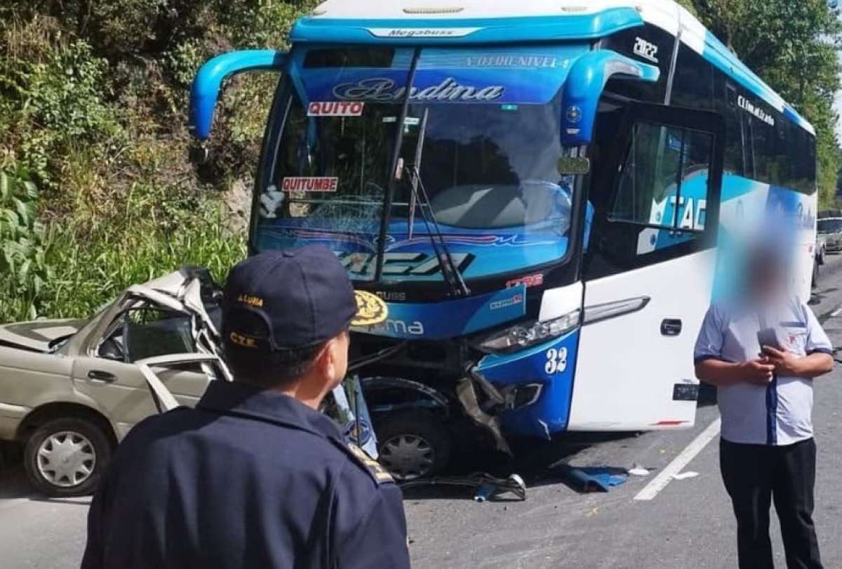 Los especialistas debieron utilizar maquinaria para separar los restos del veh&iacute;culo liviano y el guardachoque del bus interprovincial.  
