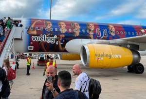 Videos en redes sociales viralizaron el momento en el que los hinchas del Madrid abordan un avi&oacute;n brandeado del Barcelona FC con rumbo a Londres.