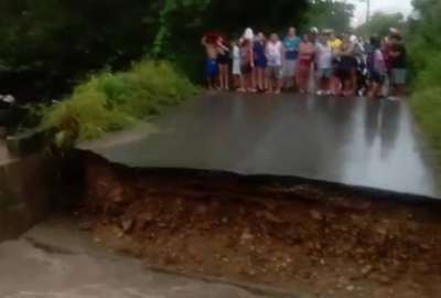 Crecida de r&iacute;o Aneta provoc&oacute; colapso de carretera en v&iacute;a a la Costa