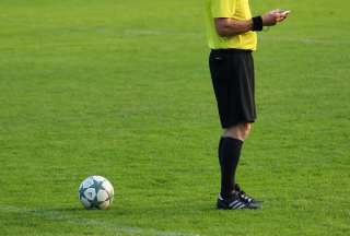 La maniobra de un &aacute;rbitro que salv&oacute; la vida del joven jugador Nestory Irankunda