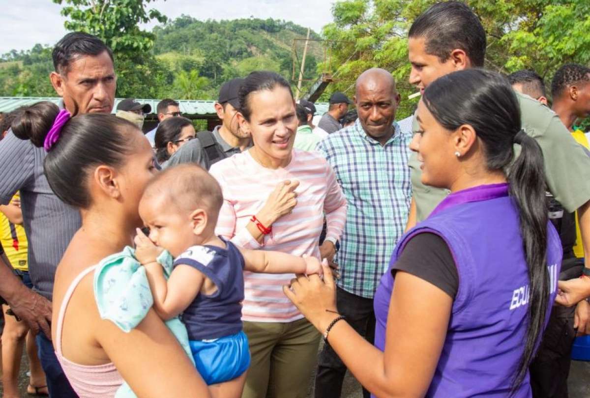 La ministra Inés Manzano, en sus recorridos por Esmeraldas para prestar ayuda a los afectados por el derrame petrolero.
