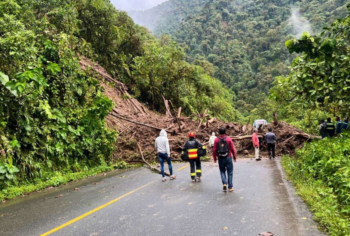 Un deslizamiento de tierra provocó el cierre de la vía Mitad del Mundo-Río Blanco