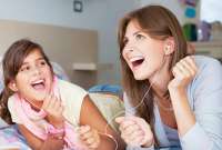 Actualiza tu playlist con 5 canciones modernas para dedicar a mamá.