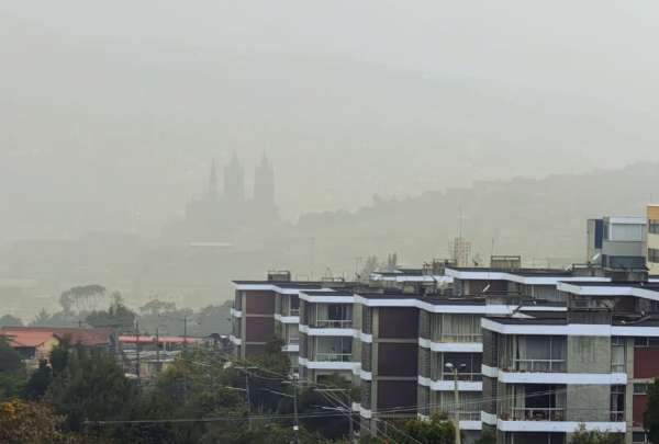 Contin&uacute;an registr&aacute;ndose m&aacute;s incendios en la capital: Nay&oacute;n y Pifo. Se reporta humo en Quito. 