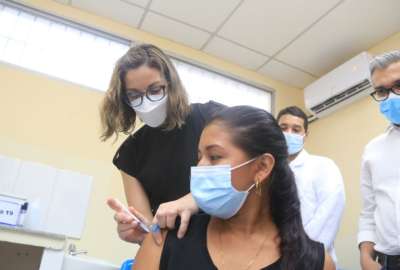 Ximena Garz&oacute;n, ministra de Salud, coloca una vacuna en su visita a Nueva Prosperina