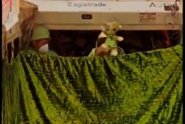 En Cuenca, un veh&iacute;culo recolector de basura a cargo de las "Hormiguitas Ch&uacute;as" se convirti&oacute; en un miniteatro. 