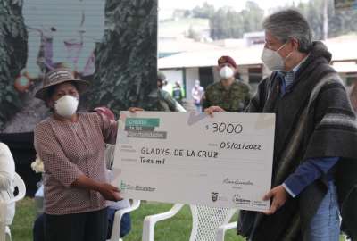 Presidente entreg&oacute; los primeros 'cr&eacute;ditos m&aacute;s baratos del mundo'