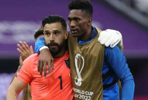 Alexander Dom&iacute;nguez (der.) junto a Hern&aacute;n Gal&iacute;ndez en una pr&aacute;ctica de Ecuador.