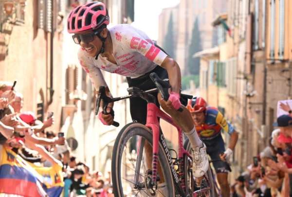 Richard Carapaz escal&oacute; al cuarto lugar en la general del Giro de Italia
