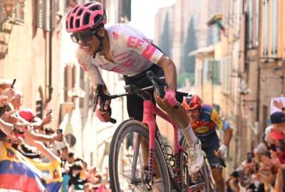 Richard Carapaz escal&oacute; al cuarto lugar en la general del Giro de Italia