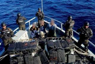 Marina de El Salvador detuvo a una embarcaci&oacute;n con droga con tres ecuatorianos en su interior