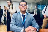 Dominique Serrano fue captado mientras dibujaba garabatos en una sesi&oacute;n de la Comisi&oacute;n de Transparencia que trataba los incumplimientos de la empresa Progen.