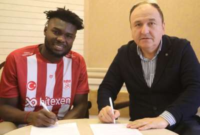 Jordy Caicedo (izq.) volvi&oacute; al f&uacute;tbol europeo para jugar en el Sivasspor. 