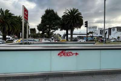 La Empresa P&uacute;blica Metropolitana Metro de Quito se&ntilde;al&oacute; que se detect&oacute; un graffiti en la parada Naciones Unidas y se procedi&oacute; a la limpieza. 